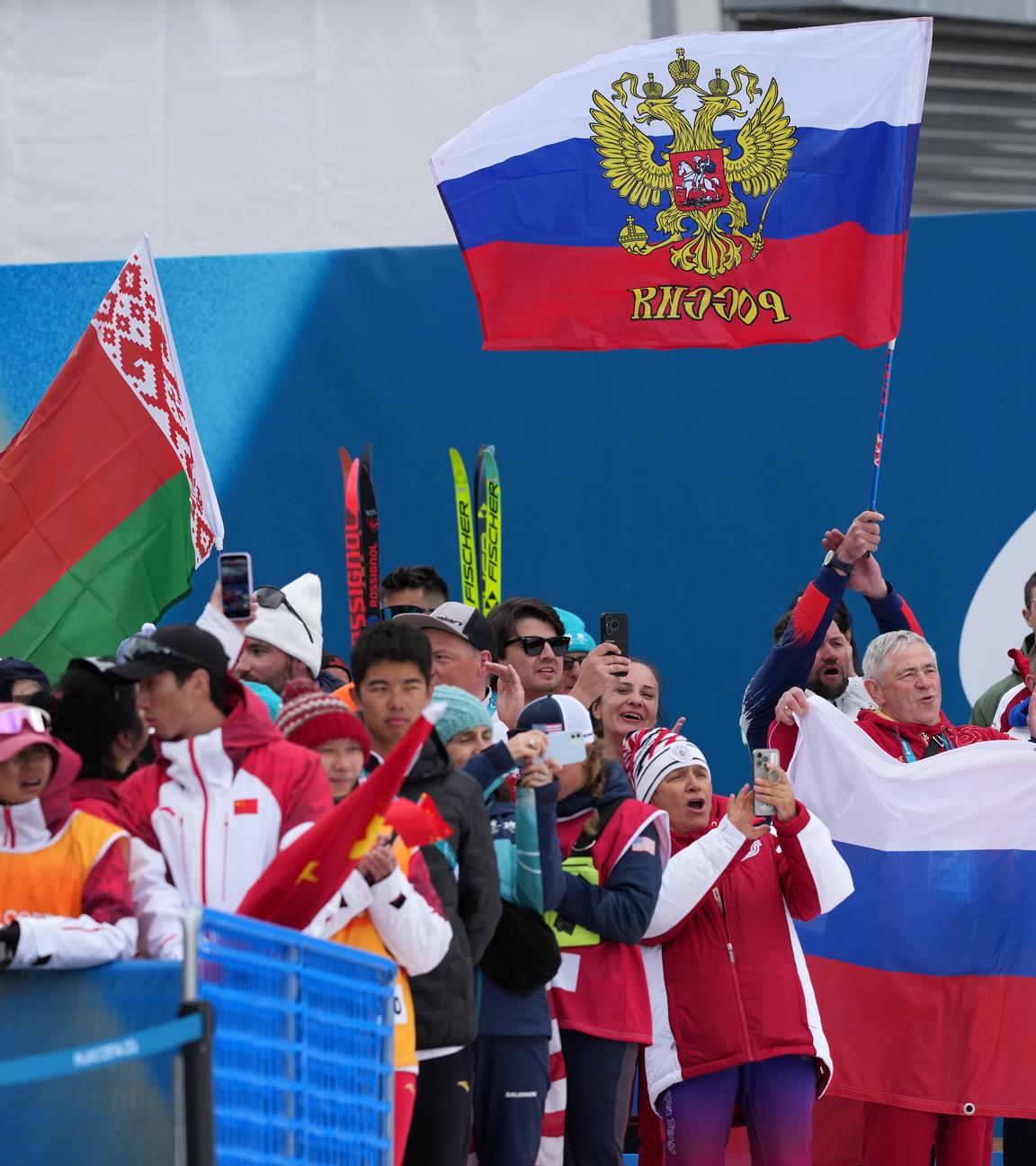 Zuschauer schwenken eine belarussische und zwei russischen Fahnen.