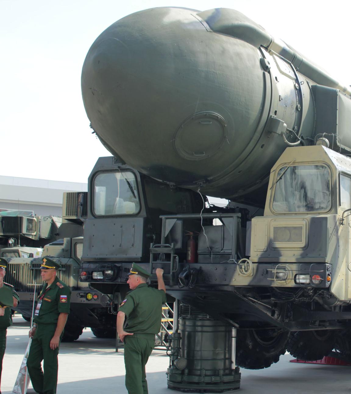 Symbolbild: Eine mit Nuklearsprengköpfen bestückbare Interkontinentalrakete vom Typ Topol wird  auf einer Rüstungsmesse präsentiert.