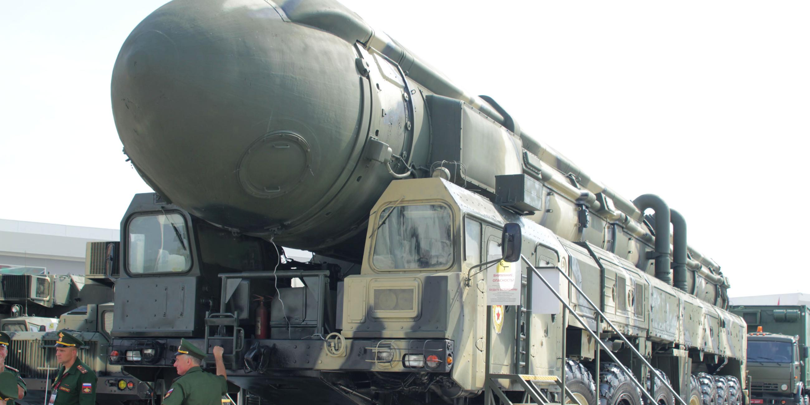 Russland, Moskau: Eine mit Nuklearsprengköpfen bestückbare Interkontinentalrakete vom Typ Topol wird  auf einer Rüstungsmesse präsentiert. Archivbild