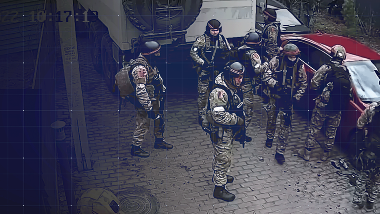 Soldaten mit Maschinengewehren