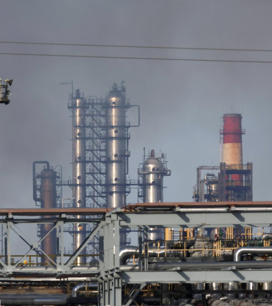 Archivfoto: Rauch steigt über der Ölraffinerie von Rjasan auf, die in Brand geraten ist