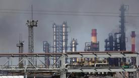 Archivfoto: Rauch steigt über der Ölraffinerie von Rjasan auf, die in Brand geraten ist