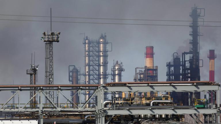 Archivfoto: Rauch steigt über der Ölraffinerie von Rjasan auf, die in Brand geraten ist