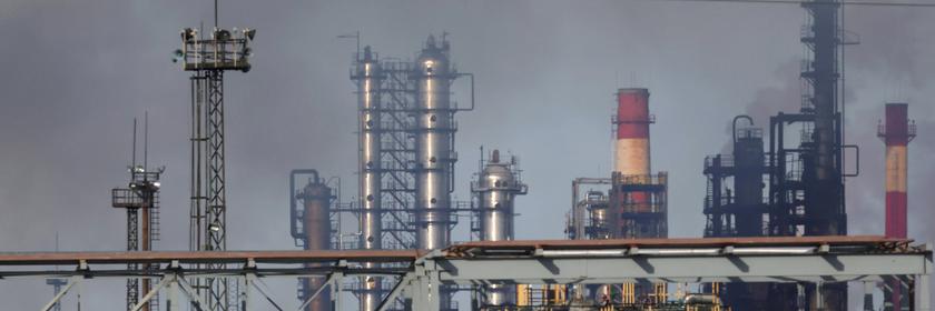 Archivfoto: Rauch steigt über der Ölraffinerie von Rjasan auf, die in Brand geraten ist