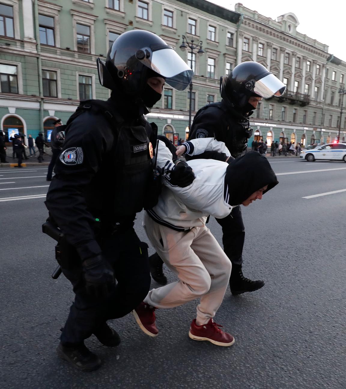 Russische Polizisten nehmen Demonstrant fest