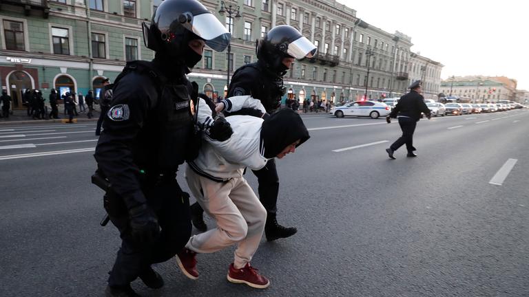 Russische Polizisten nehmen Demonstrant fest