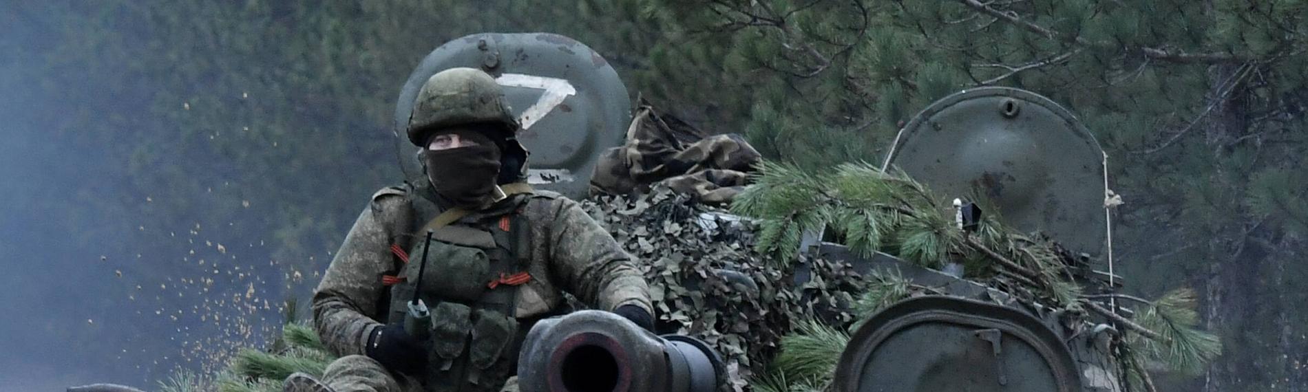 Russische Soldaten bereiten eine selbstfahrende Haubitze 2S1 Gvozdika zum Feuern vor, während die russische Militäroperation in der Ukraine auf dem Gebiet der Region Cherson fortgesetzt wird