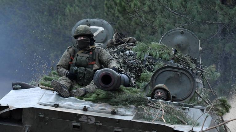 Russische Soldaten bereiten eine selbstfahrende Haubitze 2S1 Gvozdika zum Feuern vor, während die russische Militäroperation in der Ukraine auf dem Gebiet der Region Cherson fortgesetzt wird