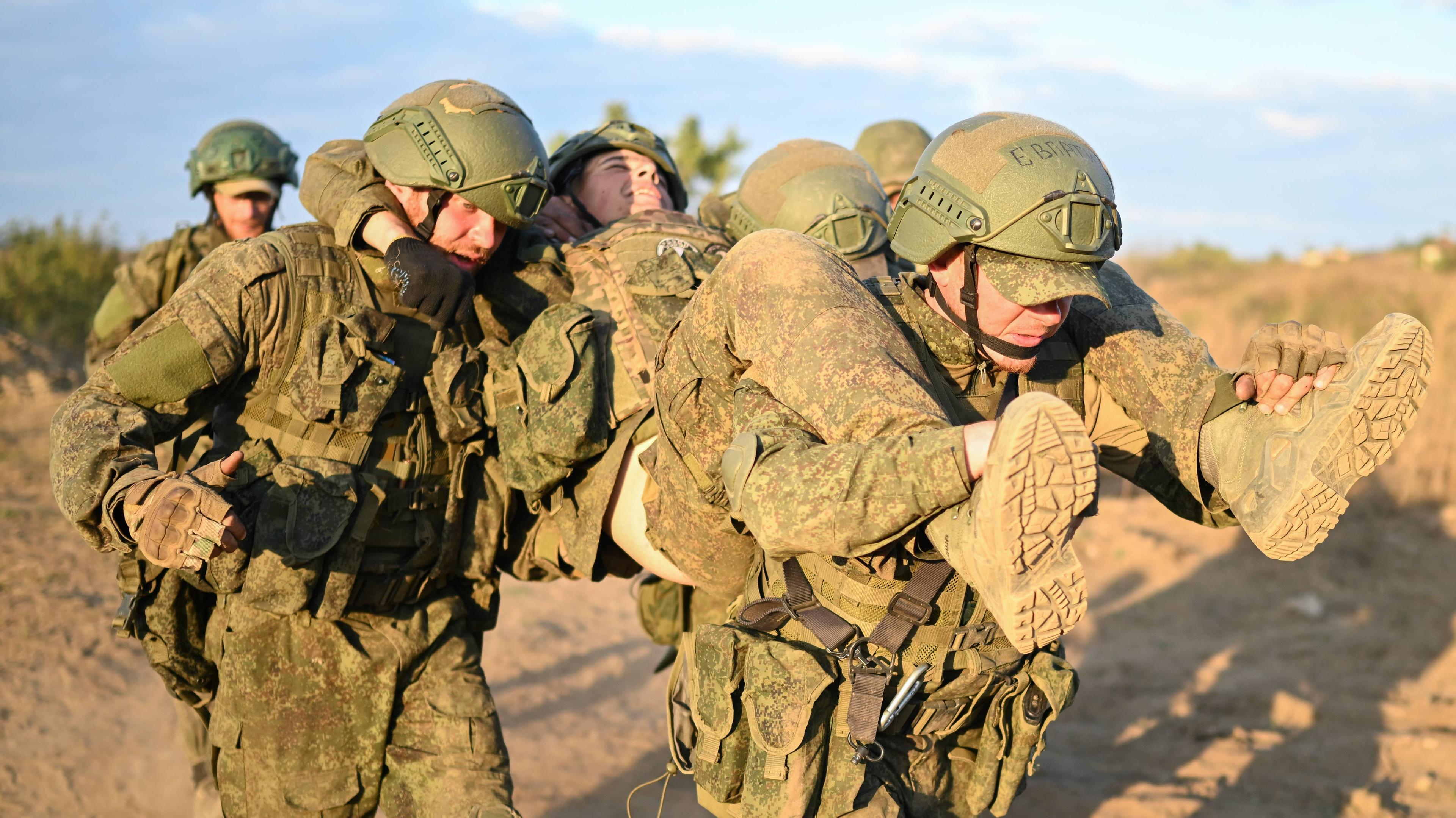 Archiv: Rekruten der 200. Motorgewehrbrigade der russischen Marine nehmen an Kampftaktik- und Schießübungen teil.