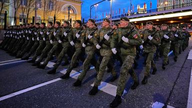  Russische Soldaten marschieren vor der Probe der Militärparade zum Tag des Sieges auf den Roten Platz. Aufgenommen am 29.04.2026.
