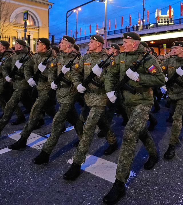  Russische Soldaten marschieren vor der Probe der Militärparade zum Tag des Sieges auf den Roten Platz. Aufgenommen am 29.04.2026.