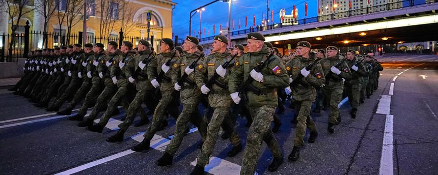  Russische Soldaten marschieren vor der Probe der Militärparade zum Tag des Sieges auf den Roten Platz. Aufgenommen am 29.04.2026.