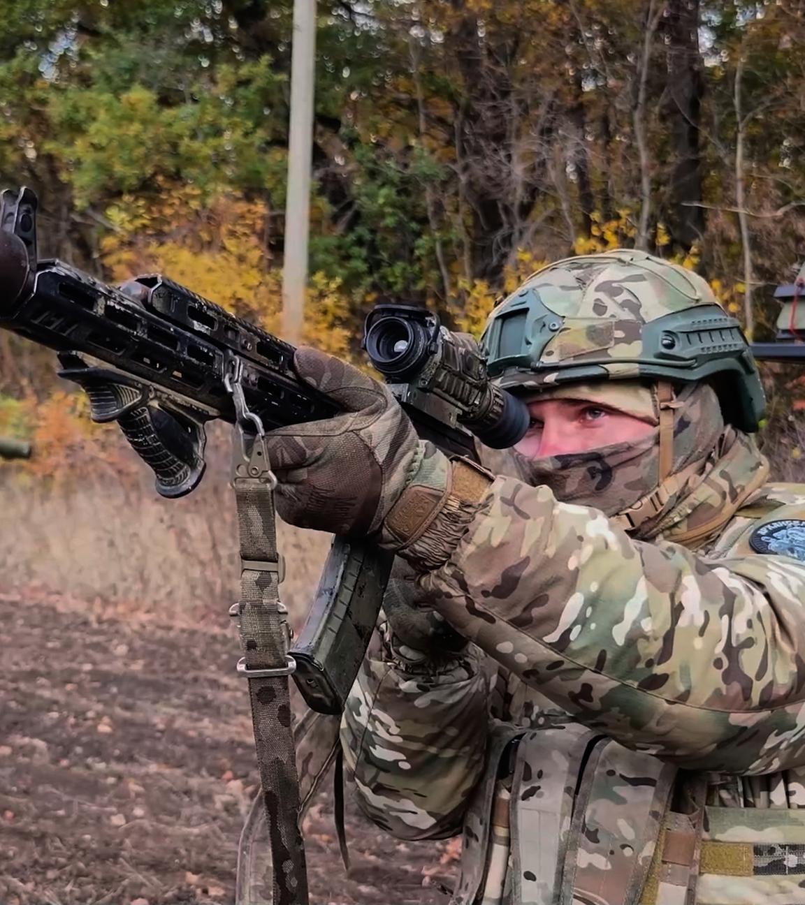 Auf diesem Bild vom 10.11.2025, das aus einem Video vom Pressedienst des russischen Verteidigungsministeriums stammt, schießen Soldaten der russischen Armee auf eine ukrainische Drohne an einem unbekannten Ort in der Ukraine.