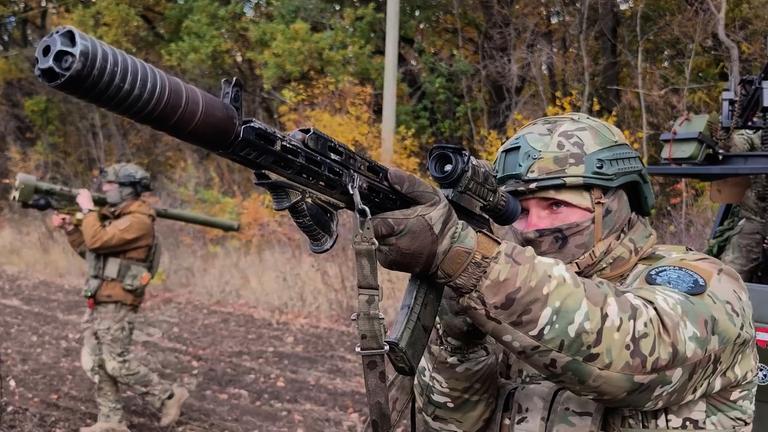 Auf diesem Bild vom 10.11.2025, das aus einem Video vom Pressedienst des russischen Verteidigungsministeriums stammt, schießen Soldaten der russischen Armee auf eine ukrainische Drohne an einem unbekannten Ort in der Ukraine.