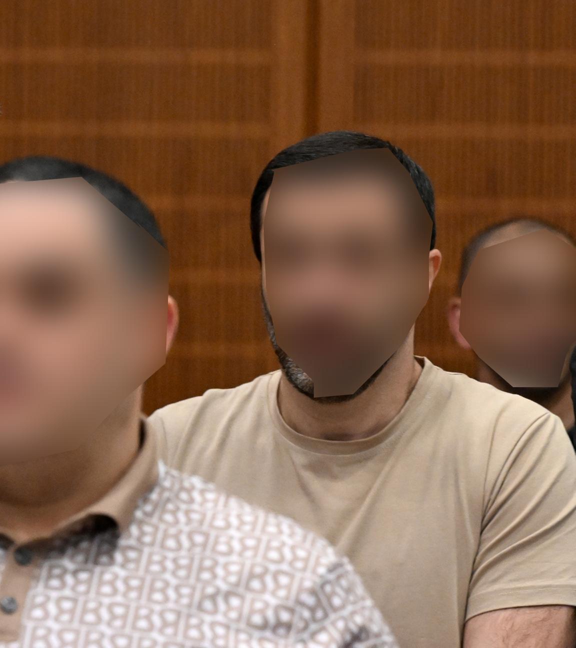 09.12.2025, Hessen, Frankfurt/Main: Die drei Angeklagten, der Ukrainer Robert A. (2.v.l), der Armenier Vardges I (3.v.l) und der Russe Arman S. (4.v.l), warten neben ihren Anwälten im Gerichtssaal auf den Beginn des Prozesses. 