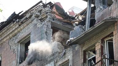 Nach einem russischen Angriff auf Charkiw liegt ein Wohnhaus in Trümmern