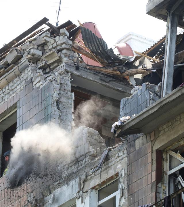 Nach einem russischen Angriff auf Charkiw liegt ein Wohnhaus in Trümmern