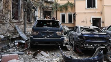 Zerstörte und ausgebrannte Autos stehen zwischen Wohnhäusern in Odessa.