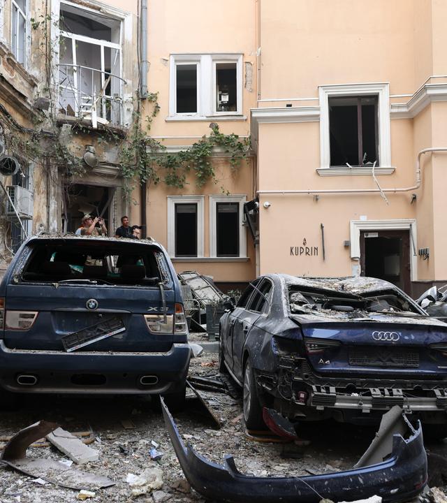 Zerstörte und ausgebrannte Autos stehen zwischen Wohnhäusern in Odessa.