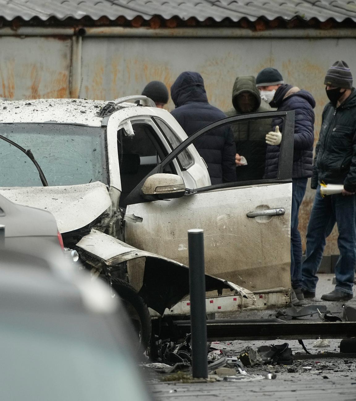 Ermittler arbeiten am Tatort, an dem Generalleutnant Fanil Sarwarow, Leiter der Direktion für operative Ausbildung des Generalstabs der russischen Streitkräfte, am 22.12.2025, durch einen Sprengsatz, der unter seinem Auto in Moskau angebracht war, getötet wurde.