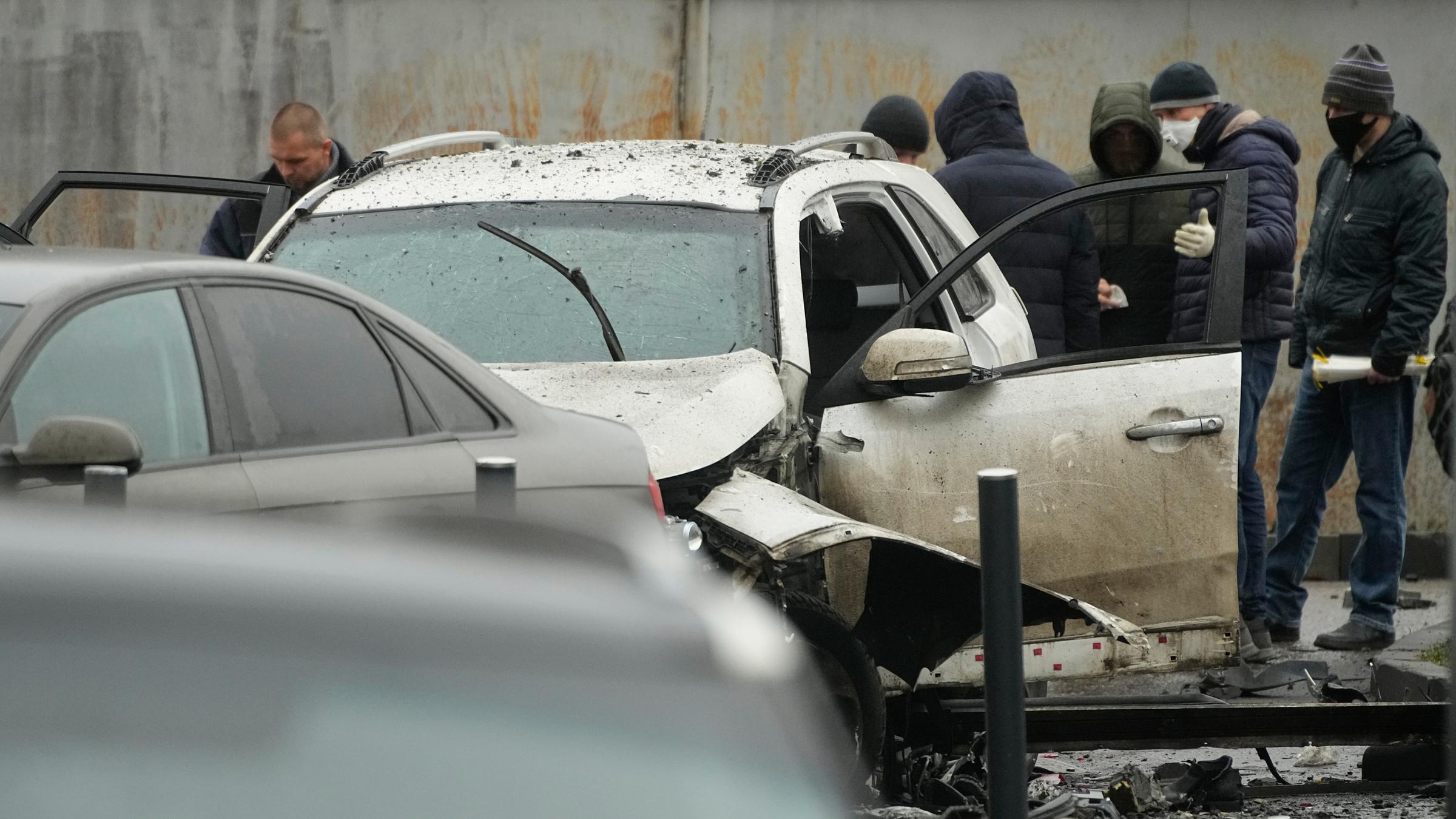 Ermittler arbeiten am Tatort, an dem Generalleutnant Fanil Sarwarow, Leiter der Direktion für operative Ausbildung des Generalstabs der russischen Streitkräfte, am 22.12.2025, durch einen Sprengsatz, der unter seinem Auto in Moskau angebracht war, getötet wurde.
