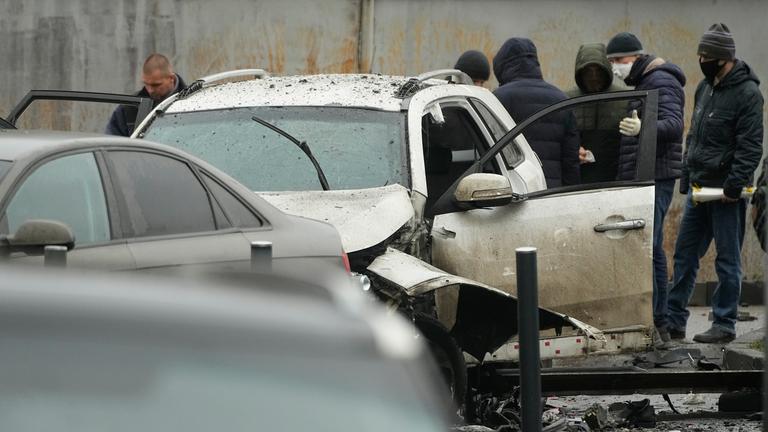 Ermittler arbeiten am Tatort, an dem Generalleutnant Fanil Sarwarow, Leiter der Direktion für operative Ausbildung des Generalstabs der russischen Streitkräfte, am 22.12.2025, durch einen Sprengsatz, der unter seinem Auto in Moskau angebracht war, getötet wurde.