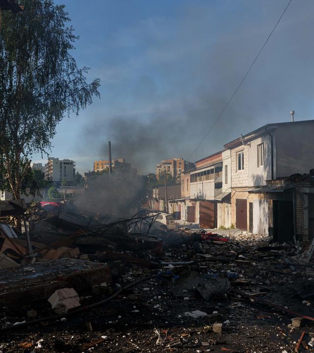 Rettungskräfte löschen am Dienstag, dem 2. Juni 2026, in Kiew (Ukraine) einen Brand in einer Autowerkstatt, die durch einen russischen Angriff beschädigt wurde.