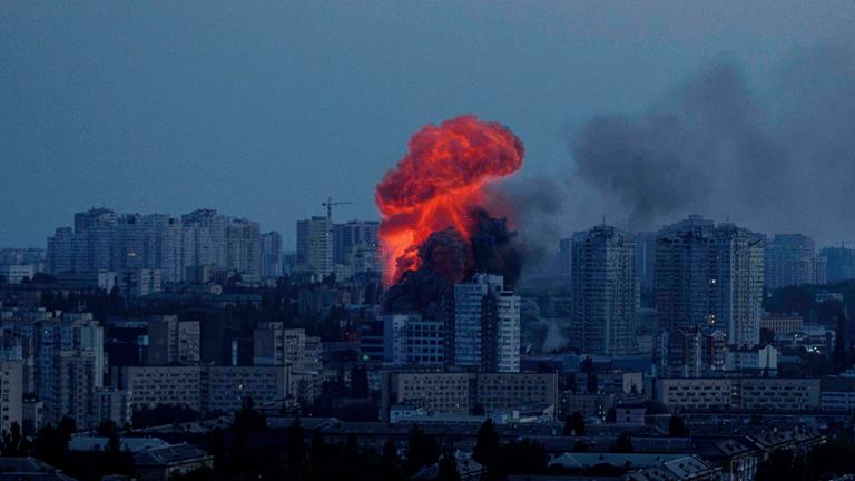 Explosion nach russischem Luftangriff auf Kiew am 06.06.2025. 