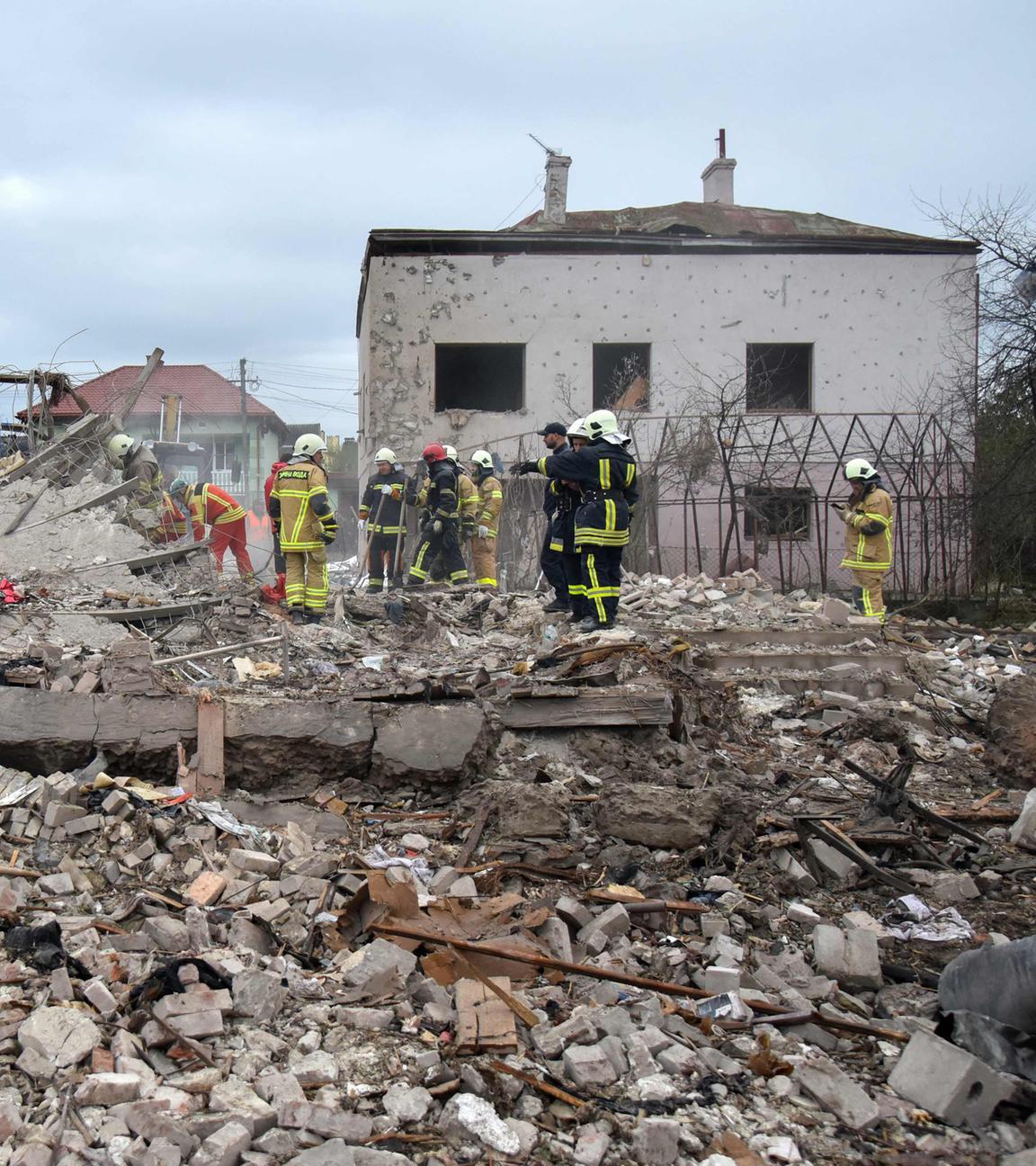Ukrainische Rettungskräfte arbeiten am 05.10.2025 inmitten der Trümmer am Ort eines Luftangriffs in Lapaivka in der Region Lwiw während der russischen Invasion in der Ukraine.  