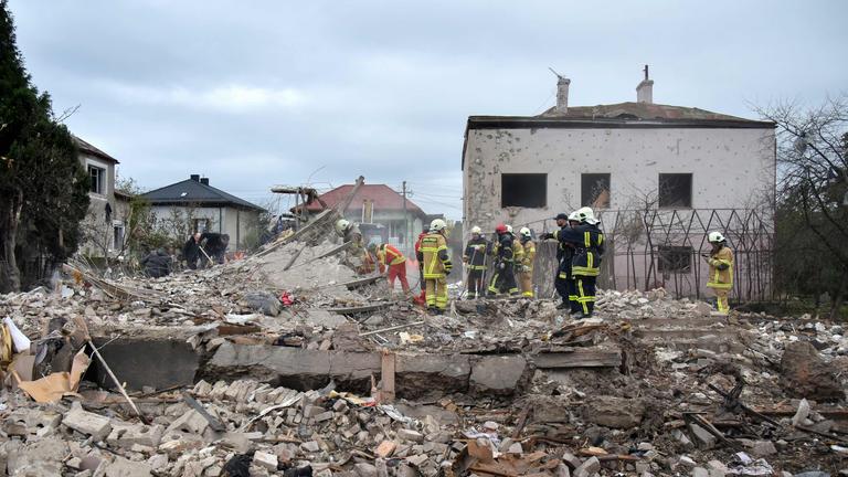 Ukrainische Rettungskräfte arbeiten am 05.10.2025 inmitten der Trümmer am Ort eines Luftangriffs in Lapaivka in der Region Lwiw während der russischen Invasion in der Ukraine.  