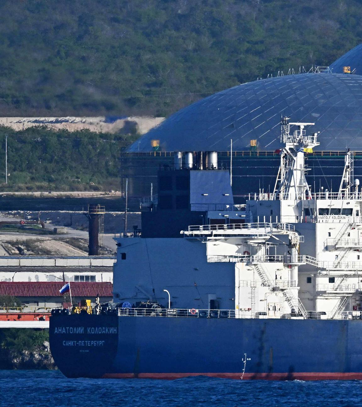 Ein Schlepper lotst den russischen Öltanker „Anatoli Kolodkin“ am Ölterminal im Hafen von Matanzas im Nordwesten Kubas, aufgenommen am 31.03.2026