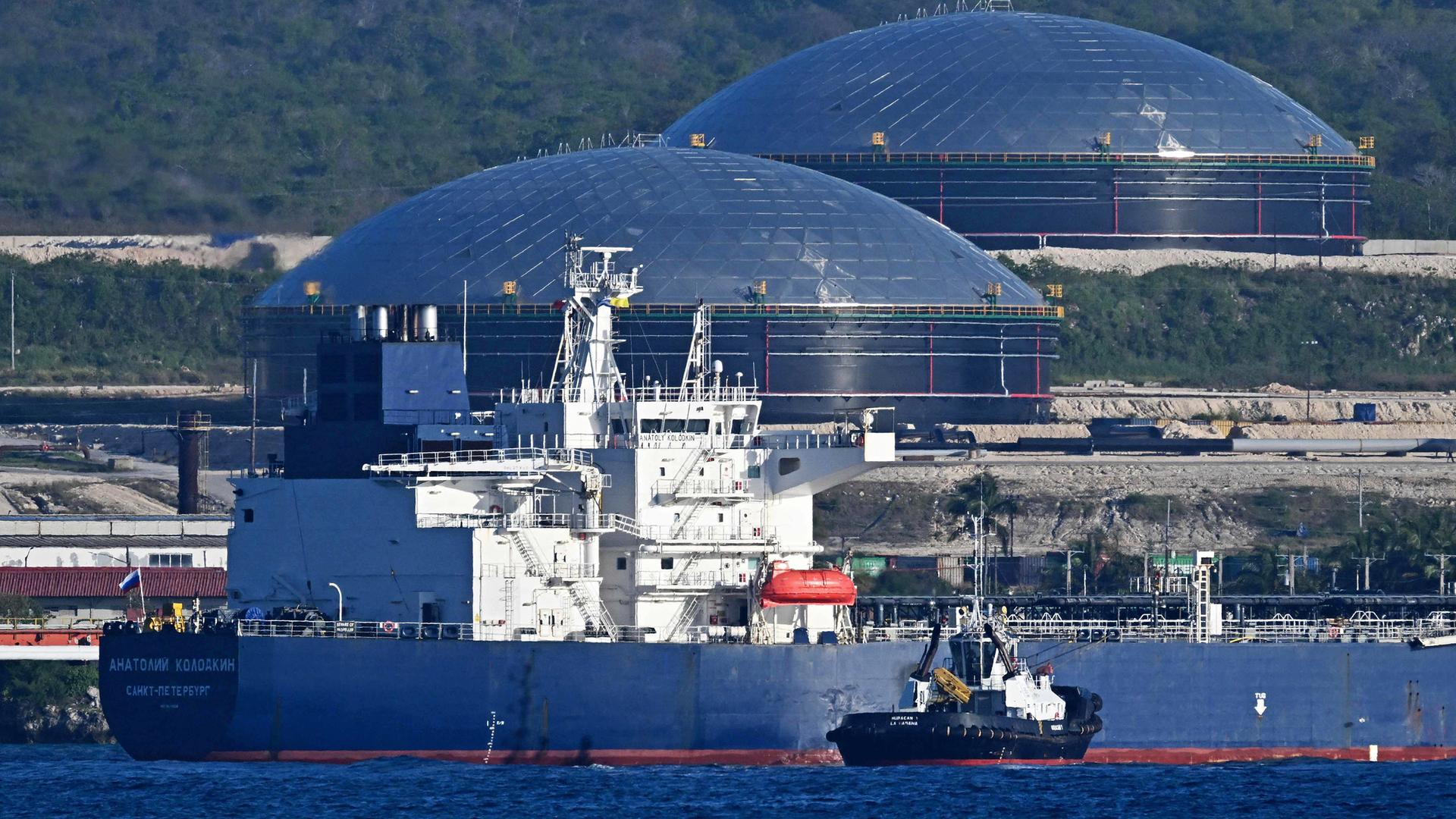 Ein Schlepper lotst den russischen Öltanker „Anatoli Kolodkin“ am Ölterminal im Hafen von Matanzas im Nordwesten Kubas, aufgenommen am 31.03.2026
