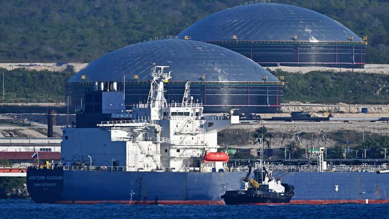 Ein Schlepper lotst den russischen Öltanker „Anatoli Kolodkin“ am Ölterminal im Hafen von Matanzas im Nordwesten Kubas, aufgenommen am 31.03.2026