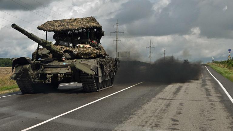 Russischer T-72 Panzer in Kursk, Ukraine fährt auf einer Straße. 