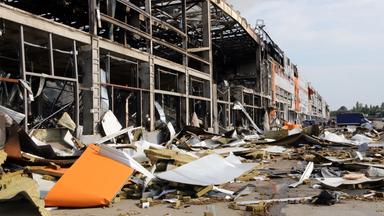 Ein Logistikkomplex wird am 05.08.2026 im ukrainischen Dorf Chaiky, in der Region Kiew, durch einen russischen Raketenangriff zerstört.