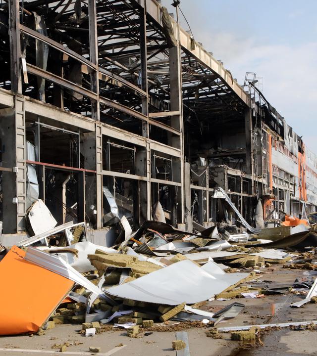 Ein Logistikkomplex wird am 05.08.2026 im ukrainischen Dorf Chaiky, in der Region Kiew, durch einen russischen Raketenangriff zerstört.