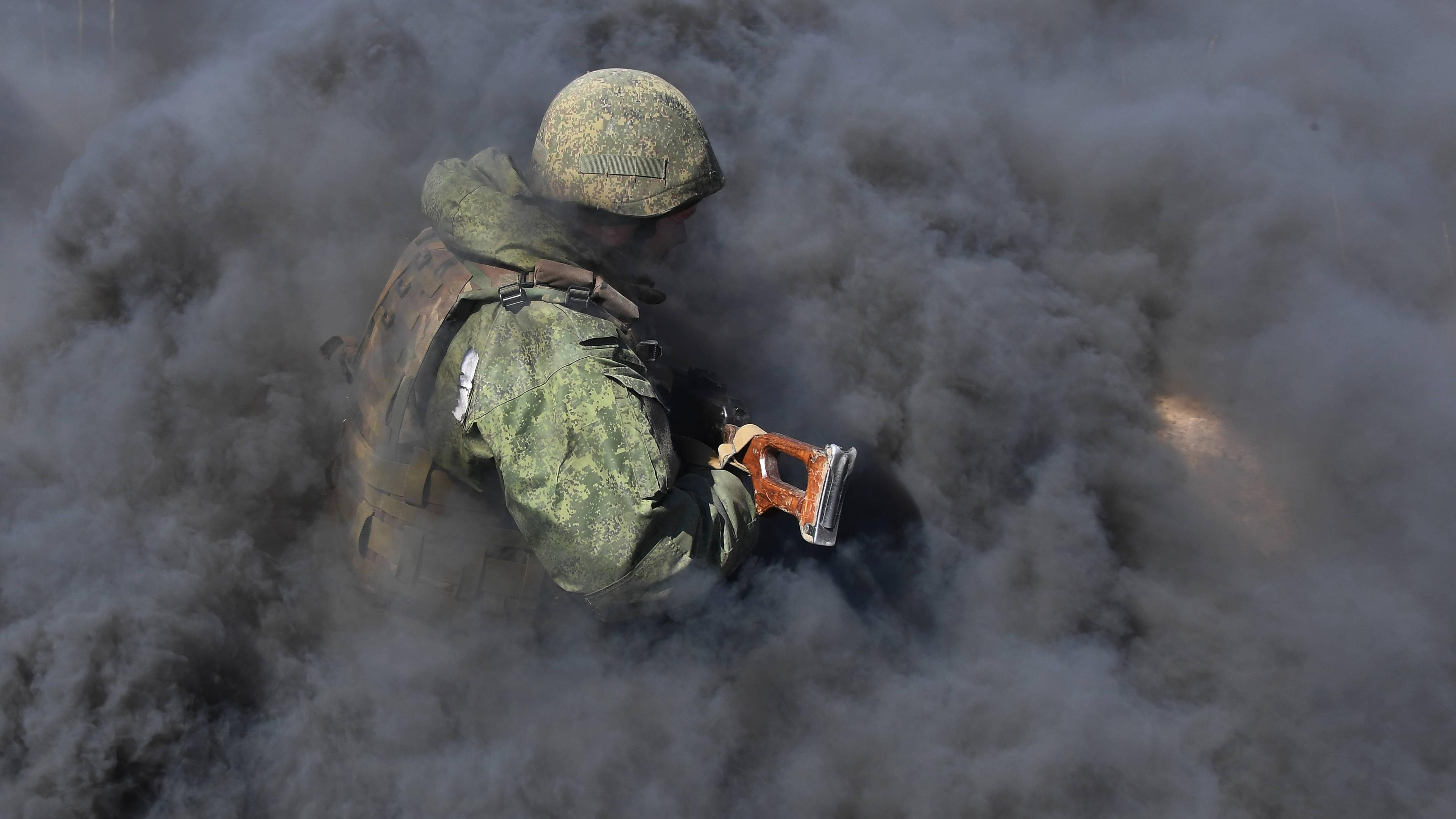 Ein russischer Soldat nimmt am 27.03.2024 an einem Kampftraining auf dem Übungsplatz Bamburovo des Marinekorps der russischen Pazifikflotte in der Region Primorskij, Russland, teil. 