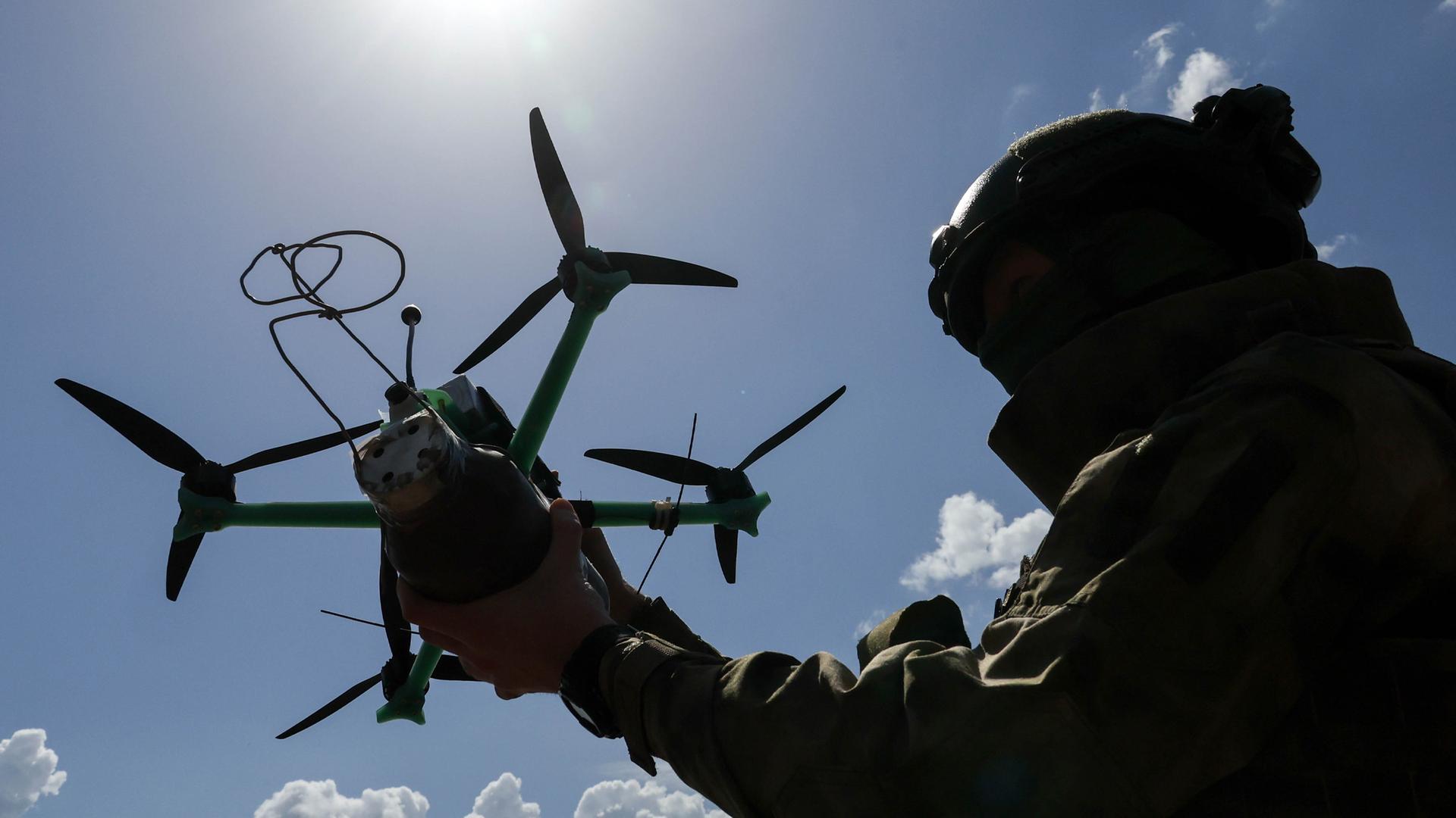 Ein russischer Soldat lässt eine Drohne starten. 