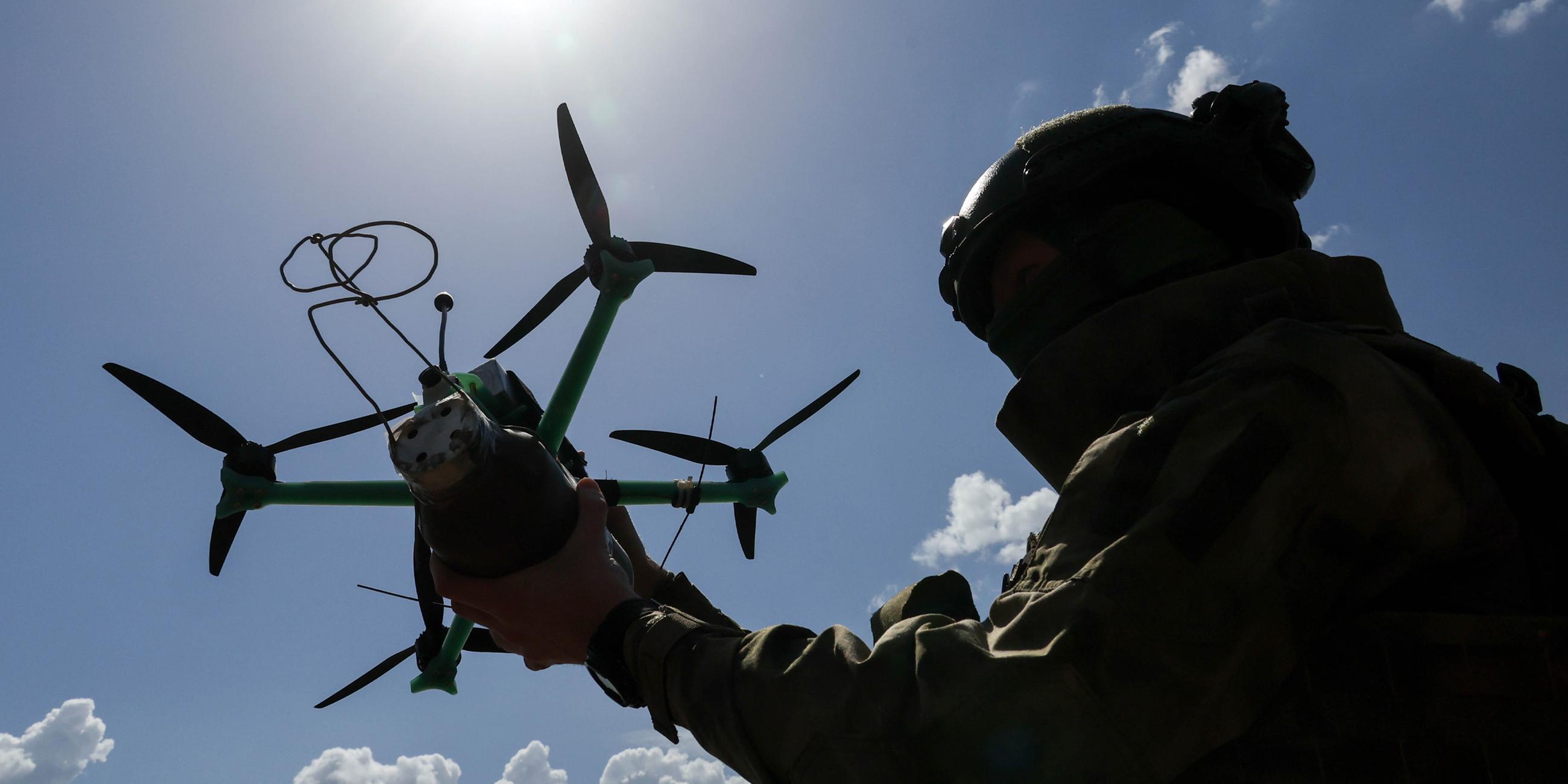 Ein russischer Soldat lässt eine Drohne starten. 