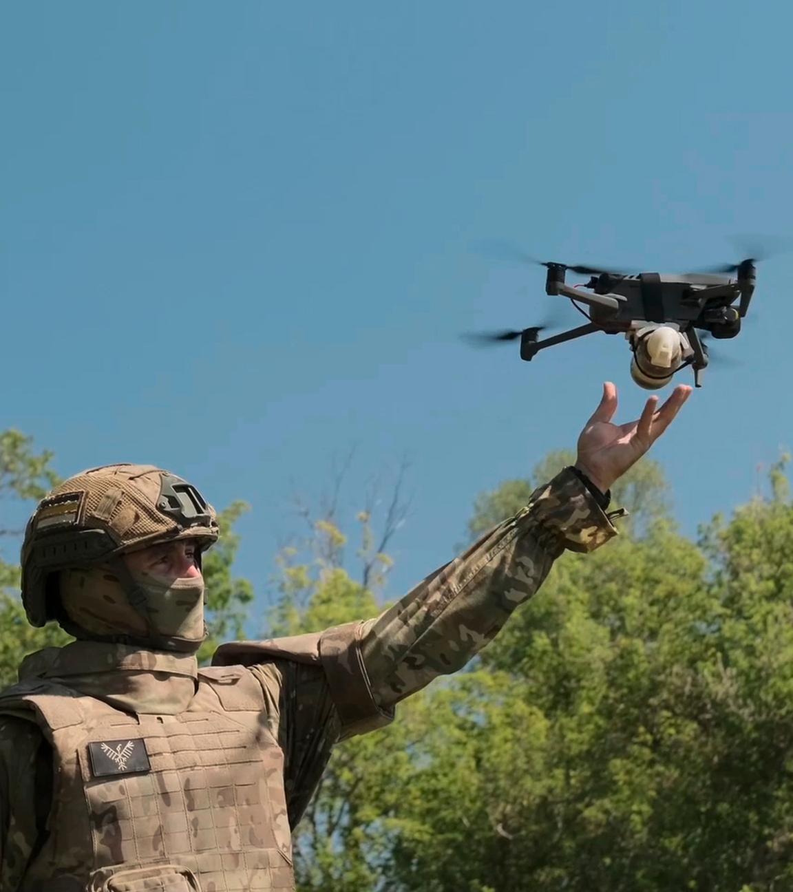 Russischer Soldat mit Drohne