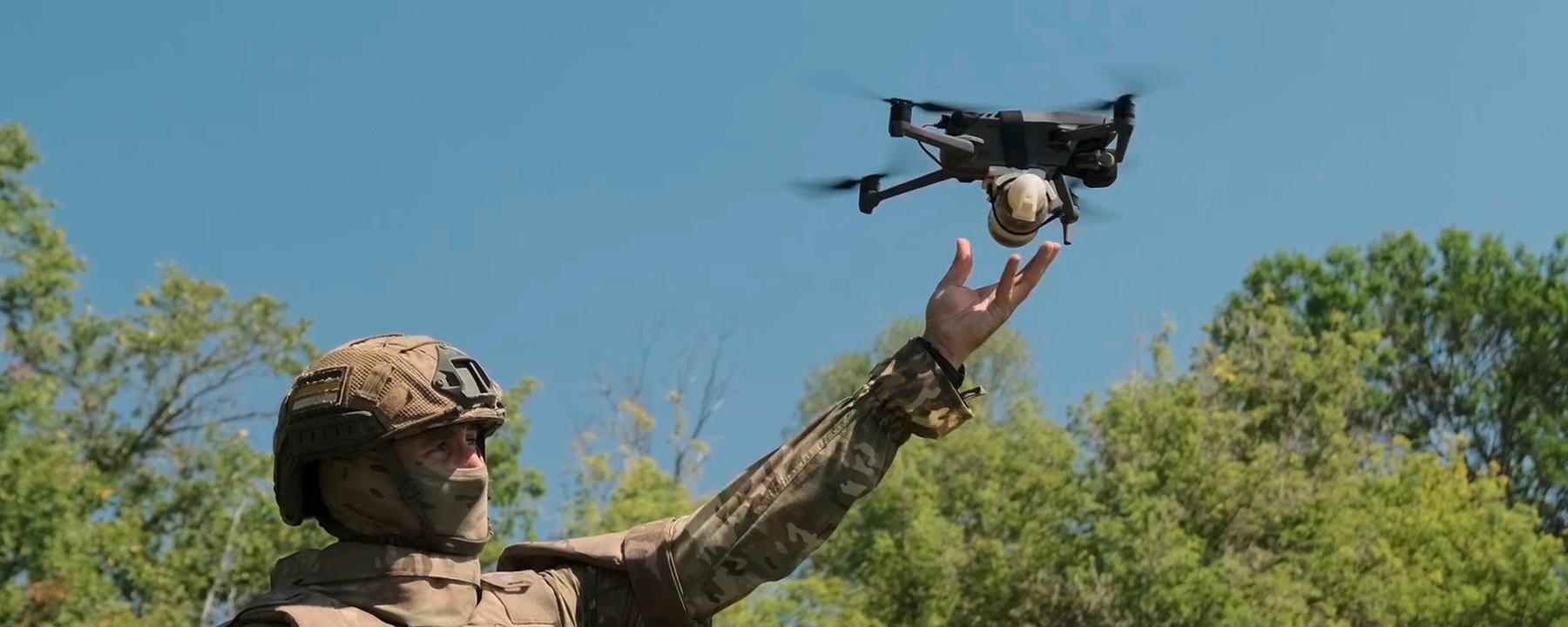Russischer Soldat mit Drohne