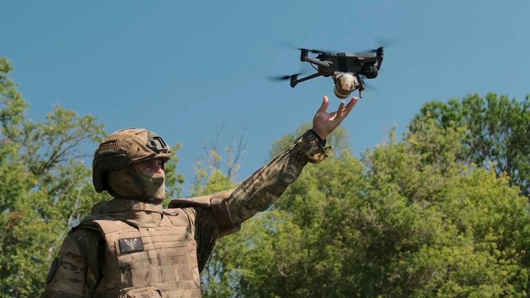 Russischer Soldat mit Drohne