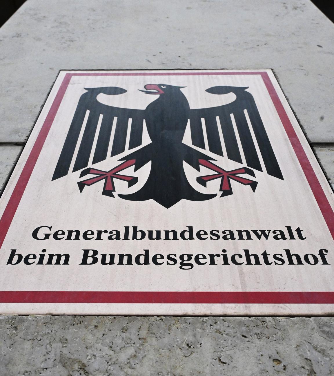 Ein Hinweisschild mit Bundesadler und dem Schriftzug "Generalbundesanwalt beim Bundesgerichtshof", aufgenommen vor der Bundesanwaltschaft. 