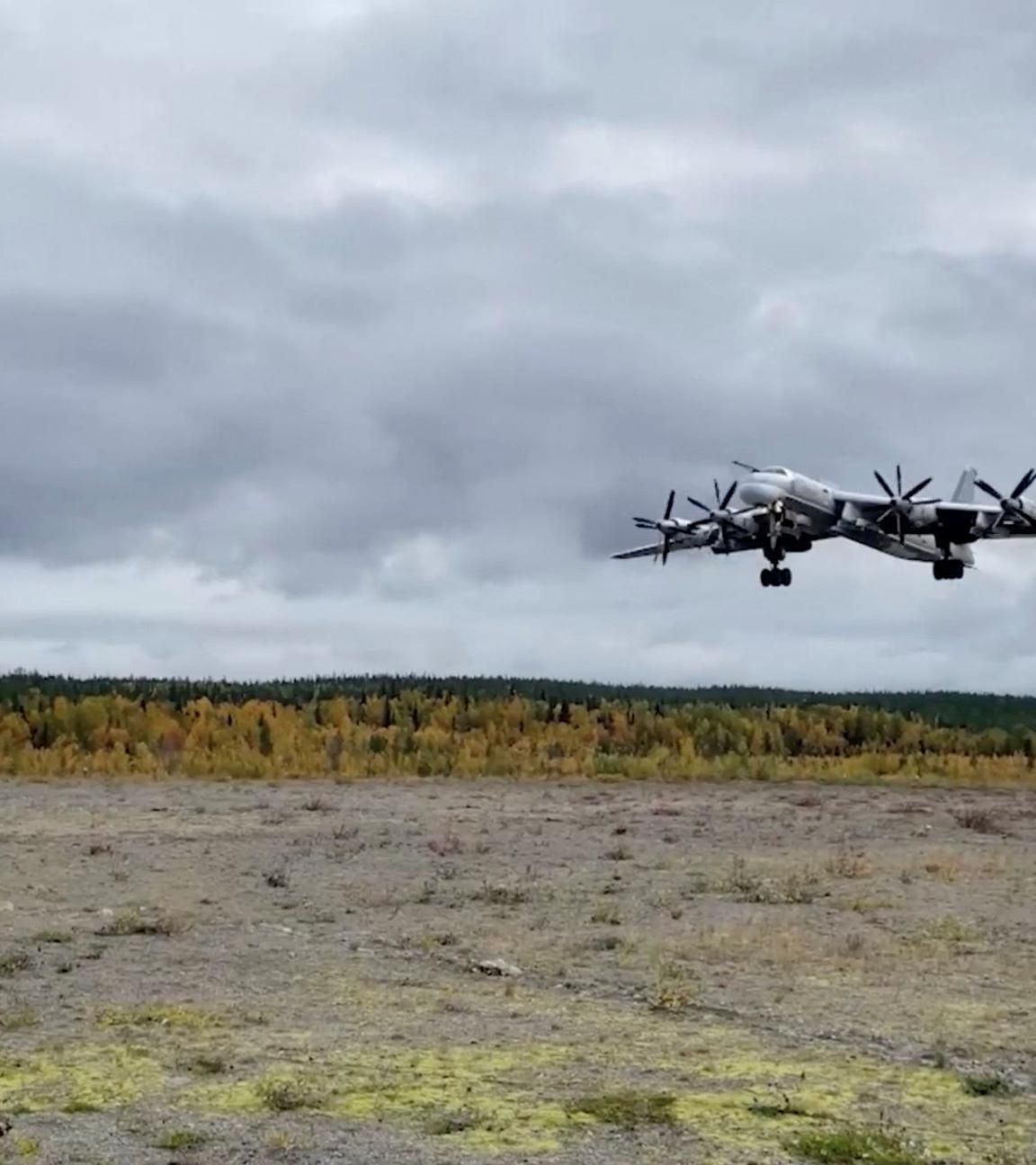 Der russische strategische Bomber Tu-95MS landet auf einem Flugplatz
