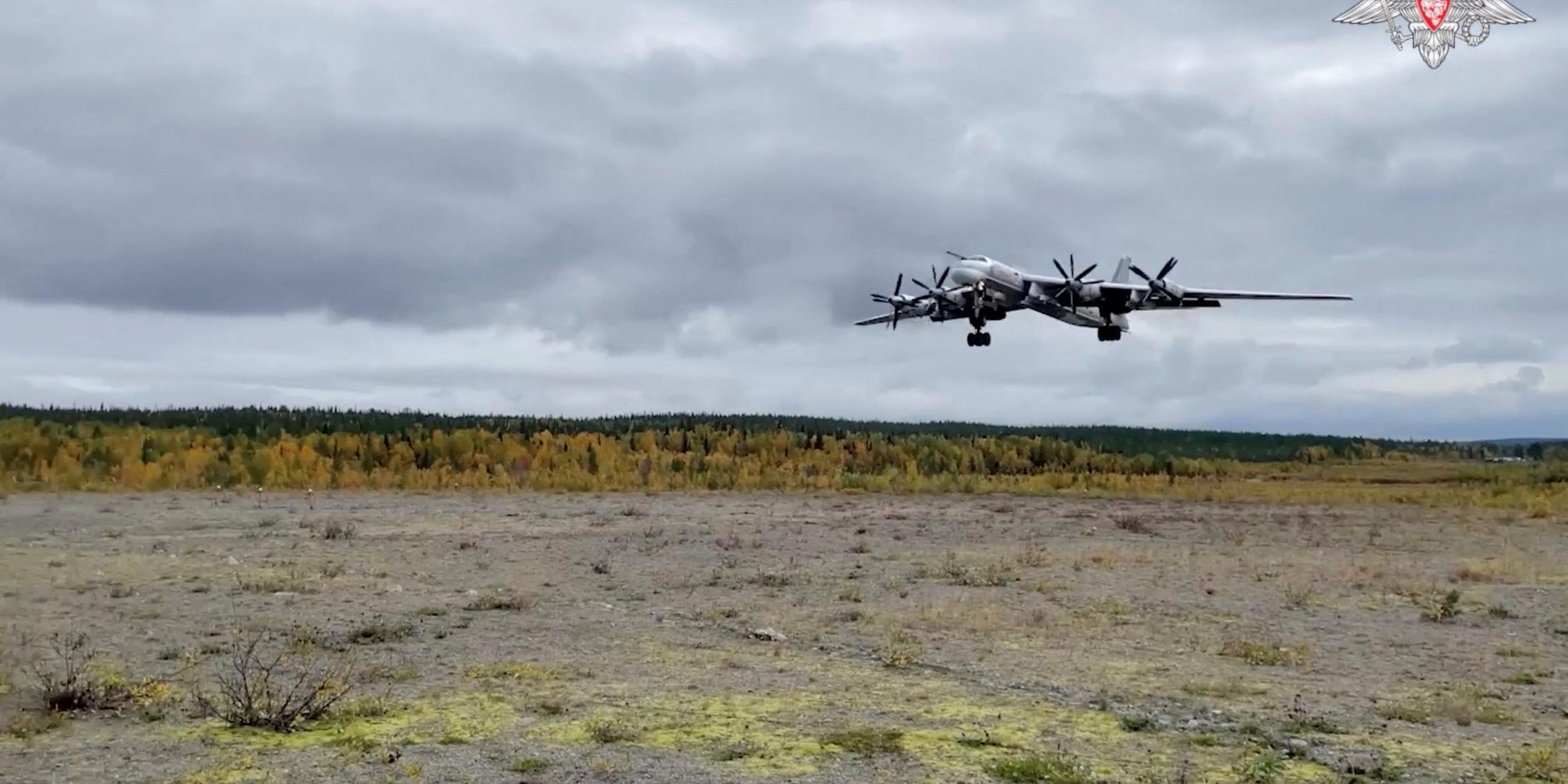 Der russische strategische Bomber Tu-95MS landet auf einem Flugplatz