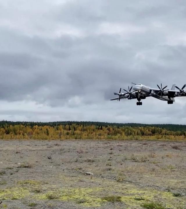Der russische strategische Bomber Tu-95MS landet auf einem Flugplatz