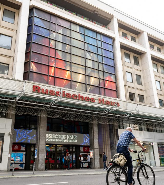 Blick auf das Russische Haus, ein Veranstaltungs- und Kulturzentrum, in der Friedrichstraße. 