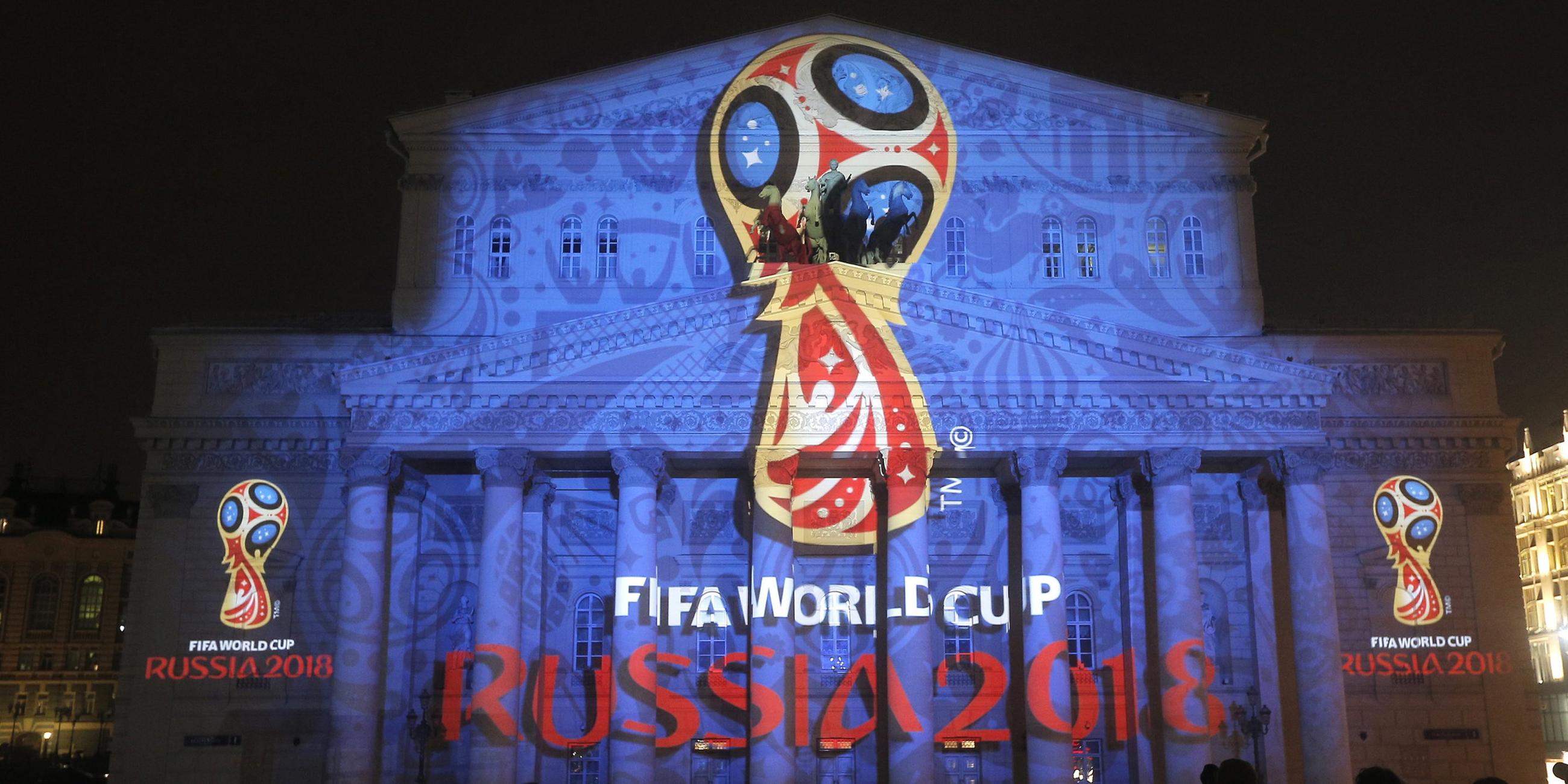Archiv: Das Logo der Fußball-Weltmeisterschaft 2018 wird am 28.10.2014 in Moskau mit einer Projektion an die Fassade des Bolshoi Theaters geworfen