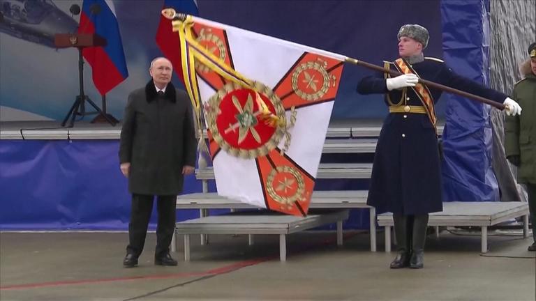 Wladimir Putin und Fahnenträger