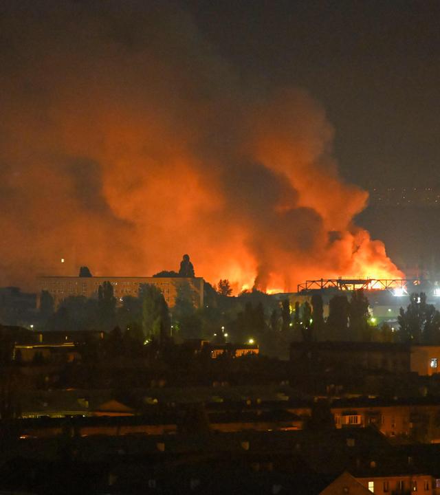Nach russischen Angriffen sind Feuer in der ukrainischen Hauptstadt Kiew ausgebrochen 